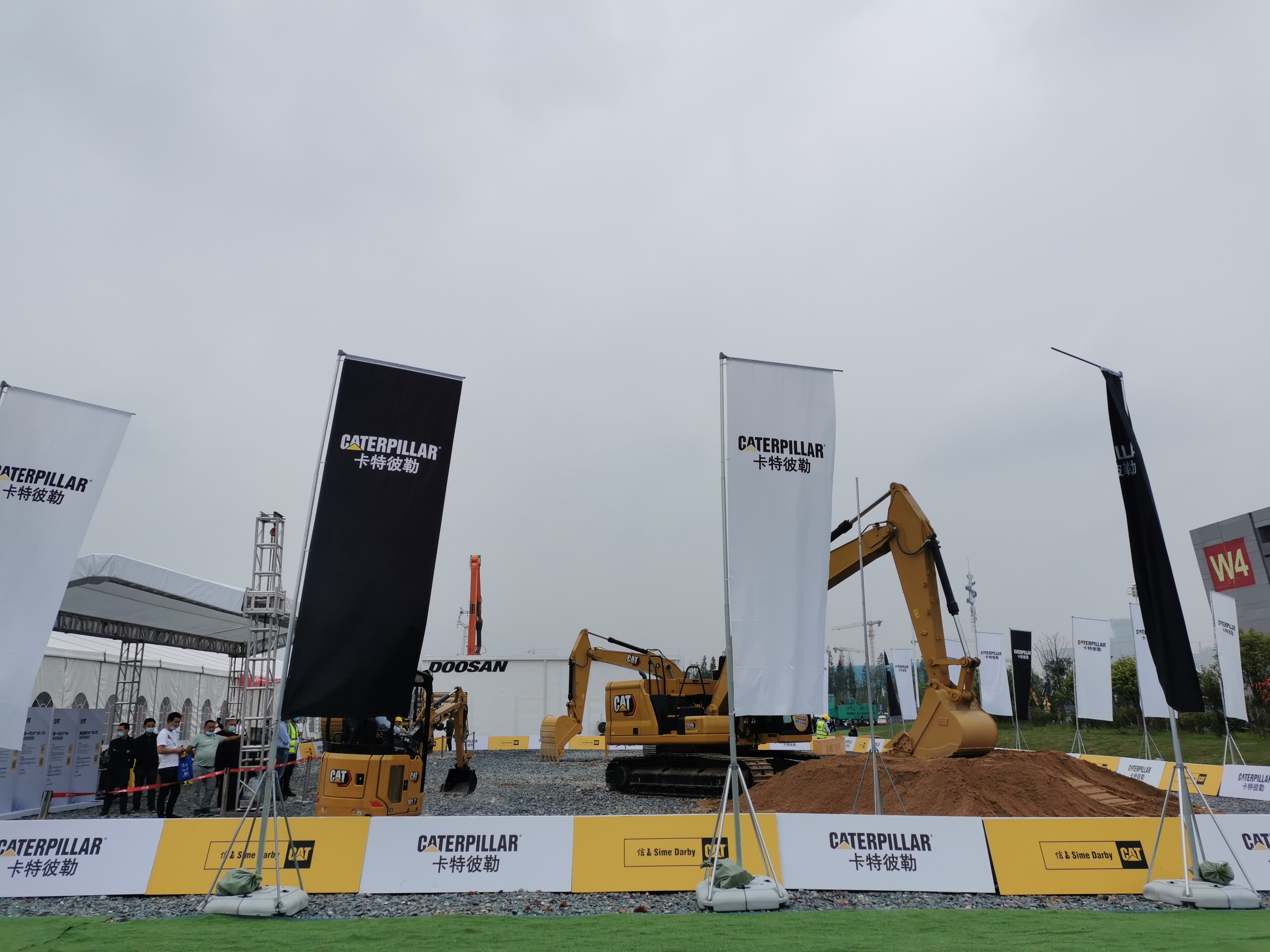 Caterpillar 306CR: Mini excavator becomes a construction site multi-tool