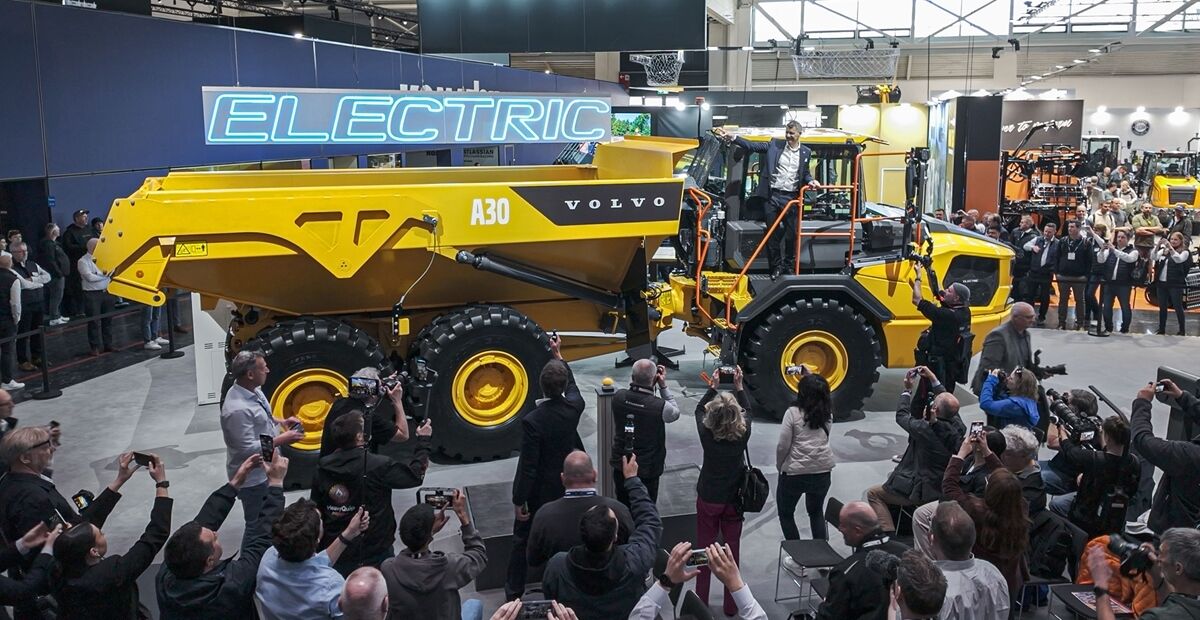 Volvo CE startet Serienproduktion elektrischer Knickdumper – erste E-Modelle ab 2025