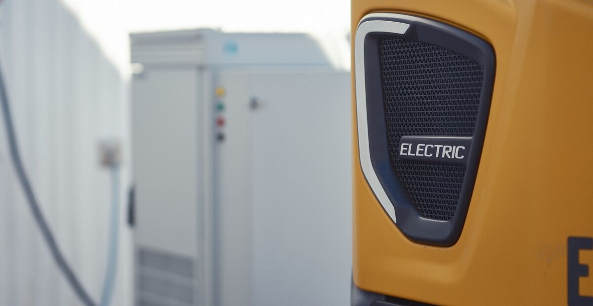 Volvo startet Serienproduktion von elektrischen Kipplastwagen – Konkurrenten unter Druck