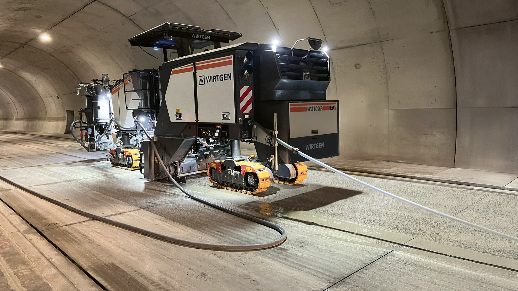 Wirtgen Group elektrifiziert Straßenbau: Vögele-Fertiger und Hamm-Walze ohne Diesel